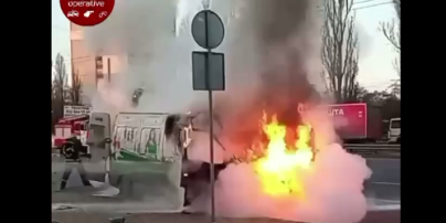 В Киеве посреди дороги загорелся микроавтобус