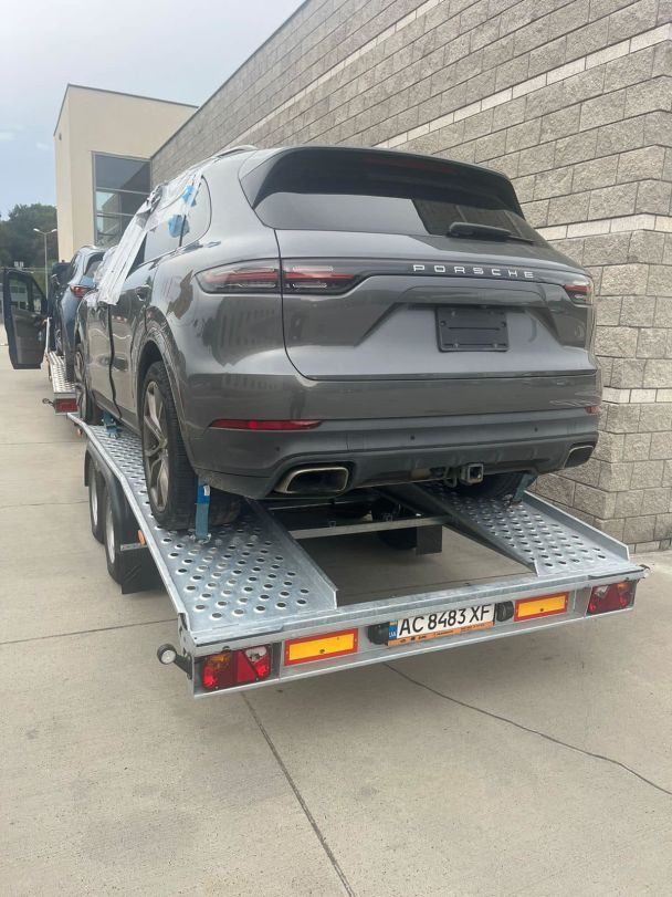 В Украину пытались ввезти Рorsche Cayenne под видом гуманитарного груза / Фото: Львівська митниця/Facebook