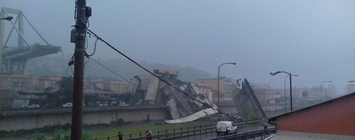 Спасатели сообщили о "десятках" жертв в результате обвала моста в Генуе