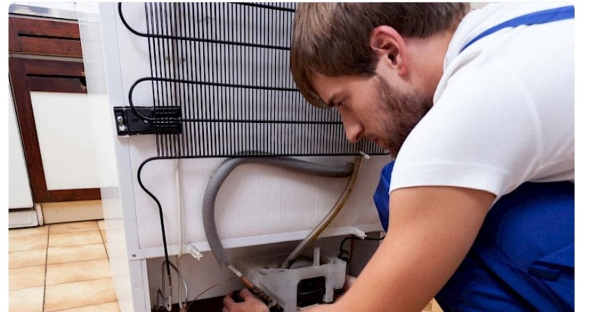 Чи потрібно чистити задню решітку холодильника