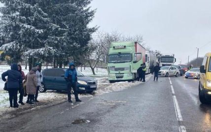 Во Львовской области авто насмерть сбило 4-летнего мальчика: молодая мама – в реанимации (фото)
