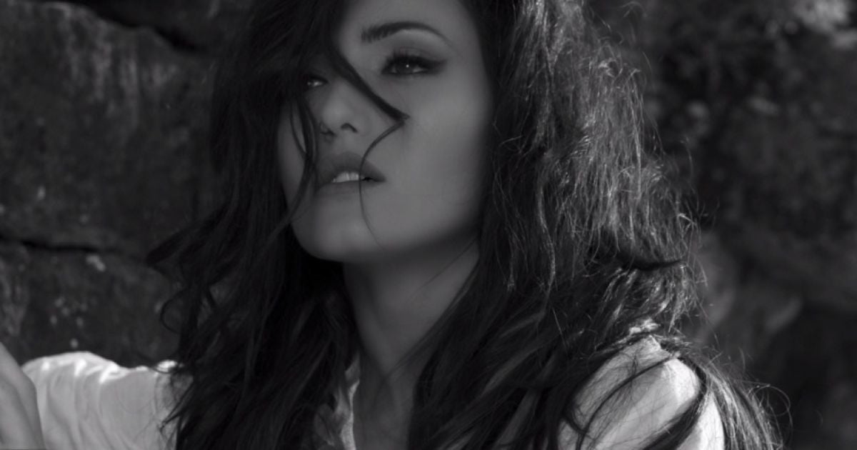 Добрыднева позвала друзей на допремьерную презентацию своего клипа