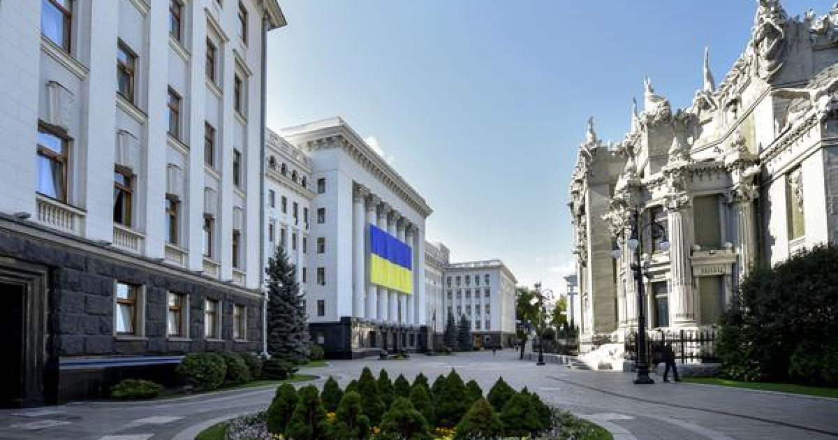 АП украсили огромным флагом / © twitter/Петр Порошенко