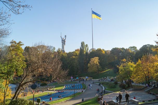 В Киеве 15 мая приспустят главный флаг Украины: какая причина