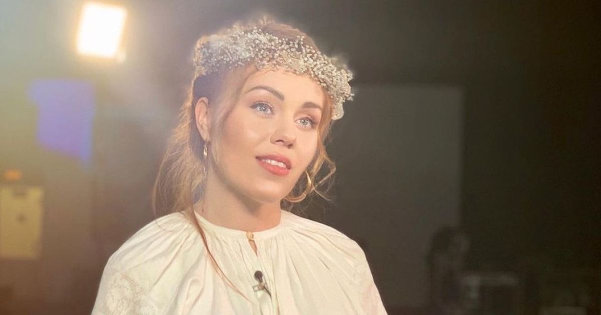 Alyosha позувала в купальнику на тлі пальм — фото