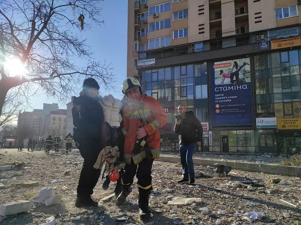 В Киеве снаряд попал в жилой дом в Жулянах — фото, видео — Киев