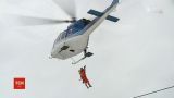 В Чехии лыжников, которые застряли на подъемнике, спасали на вертолете
