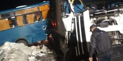 На Киевщине две маршрутки столкнулись с грузовиками, 15 человек пострадали