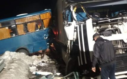 На Киевщине две маршрутки столкнулись с грузовиками, 15 человек пострадали