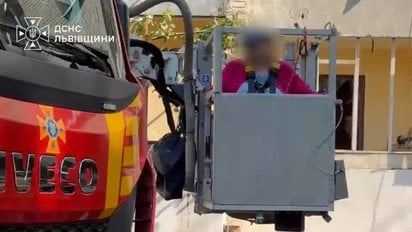 У Львові з-під завалів дістали 93-річну бабусю та евакуювали дідуся