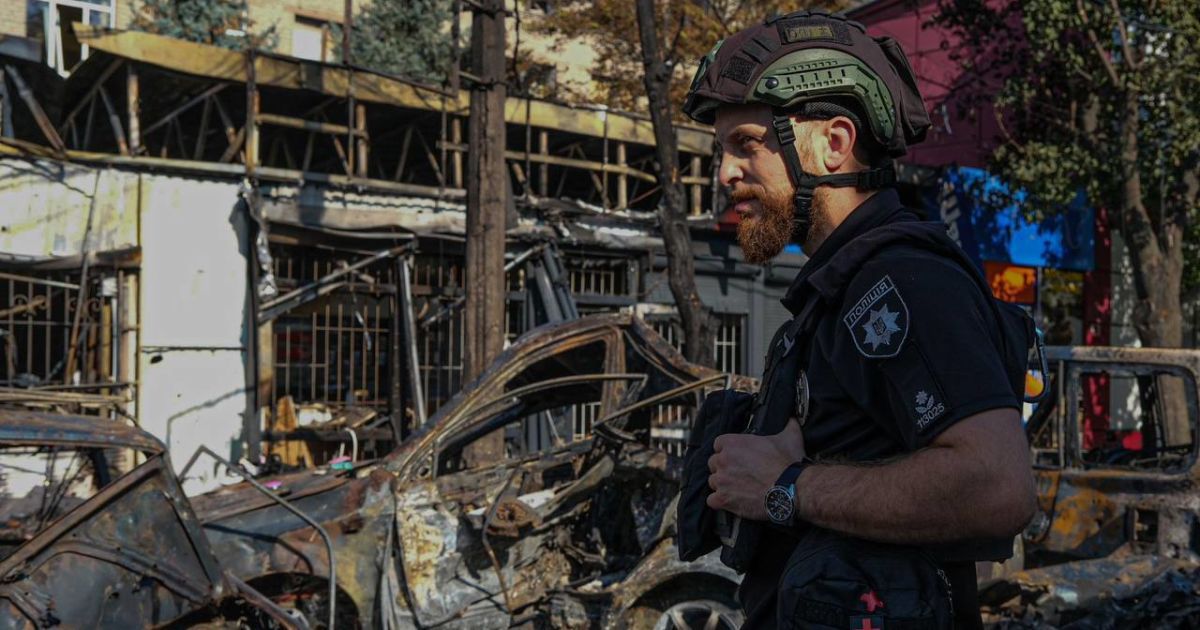 Поліцейські та рятувальники на місці обстрілу в Костянтинівці 6 вересня 2023 року