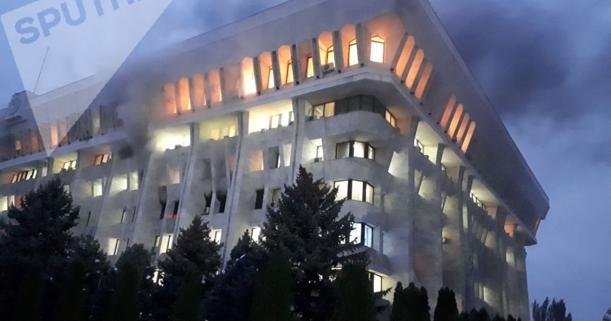 В Бишкеке вспыхнуло здание парламента