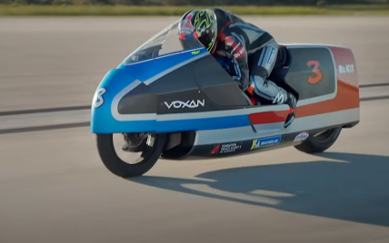 Новый мировой рекорд: электрический мотоцикл разогнали до 455 км/ч (видео)