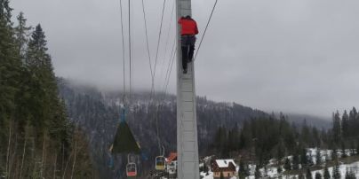 Более полчаса "висели" на морозе: возле горнолыжного курорта Славское во второй раз останавливался подъемник