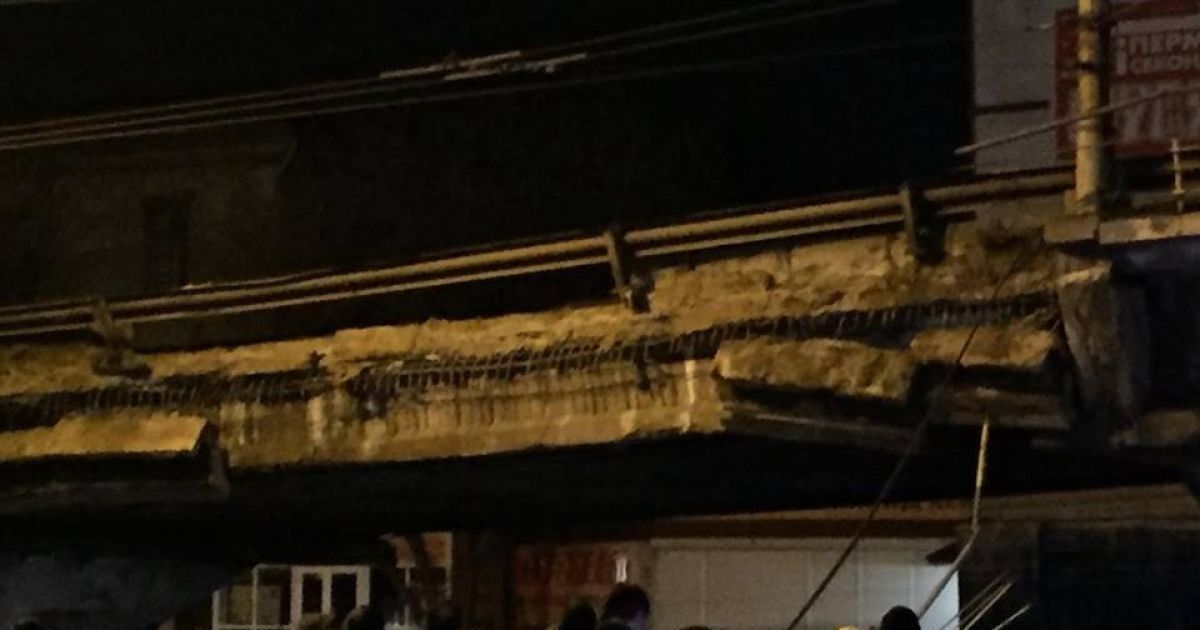 У Києві обвалилася частина Шулявського шляхопроводу