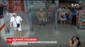 Поліція розшукує вдячного грабіжника, який пригощав своїх жертв