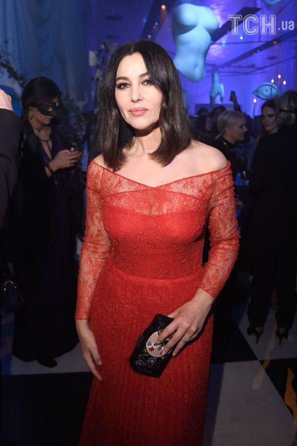 Моника Беллуччи в красном платье на Paris Fashion Week (2018) / © Getty Images