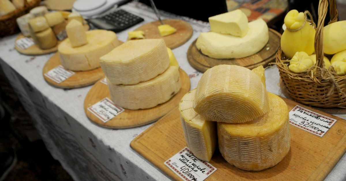 Нардепи хочуть забрати з поличок магазинів "сирні або молочні продукти"