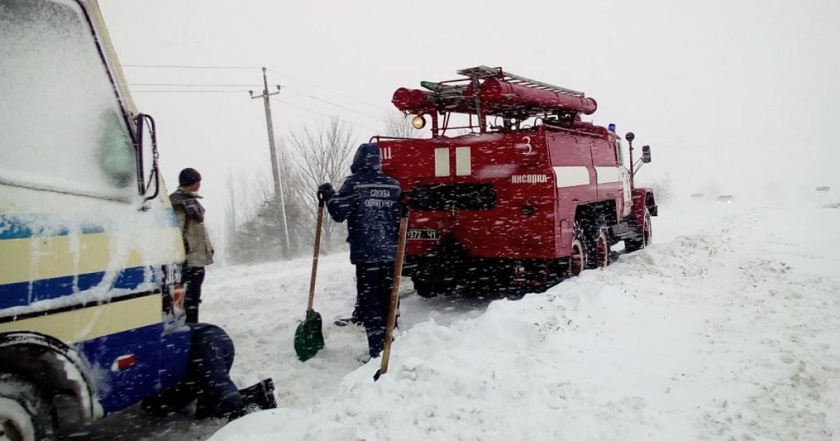 В снежном плену остаются до 100 автомобилей, еще 355 уже освободили. Инфографика