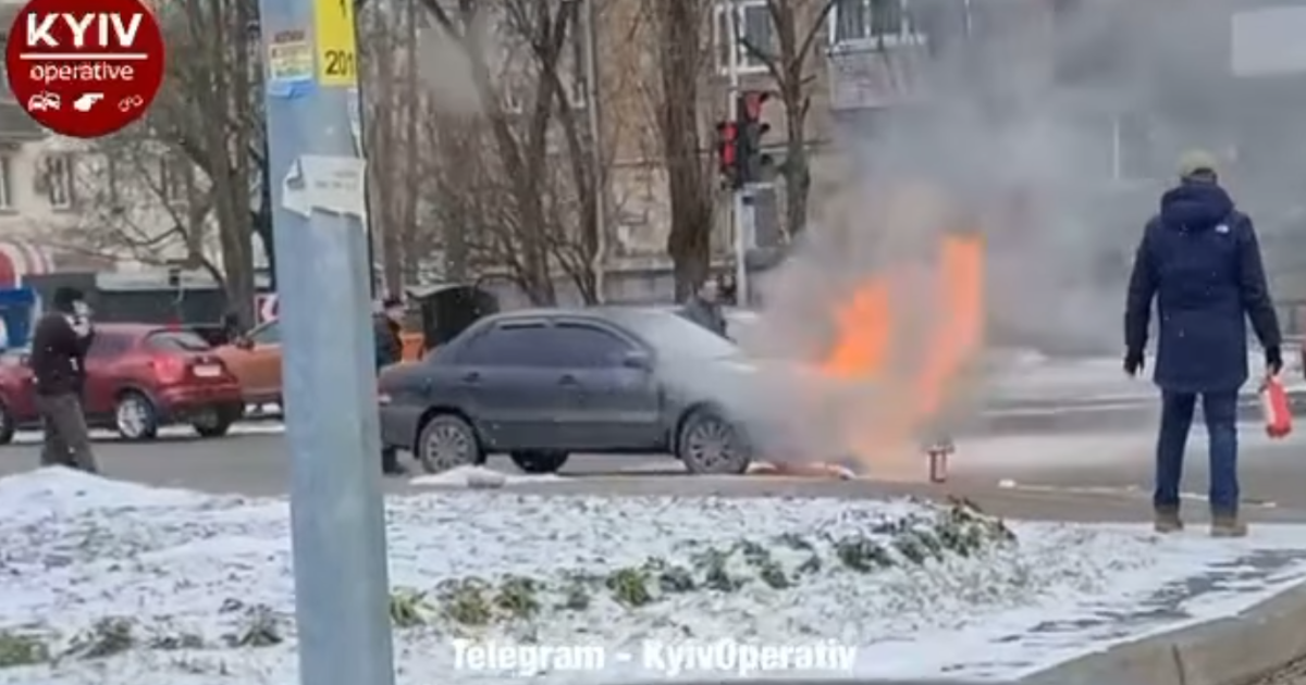 У Києві на Солом'янці горіла автівка: відео