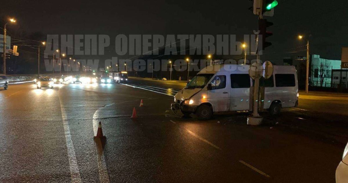 У Дніпрі маршрутка з пасажирами протаранила стовп: семеро постраждалих