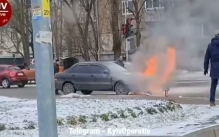 В Киеве на Соломенке горел автомобиль: видео