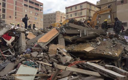 Під завалами 9-поверхівки в Каїрі вже знайшли 22 загиблих