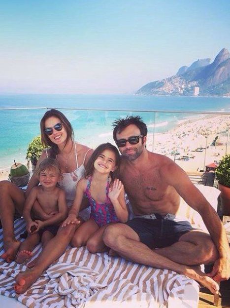 Алессандра Амбросио с семьей на отдыхе в Рио-де-Жанейро / © instagram.com/alessandraambrosio