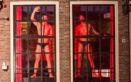У вікнах кварталу червоних ліхтарів в Амстердамі з'явилися чоловіки