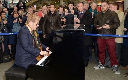 Элтон Джон заиграл прямо посреди лондонского вокзала на фортепиано