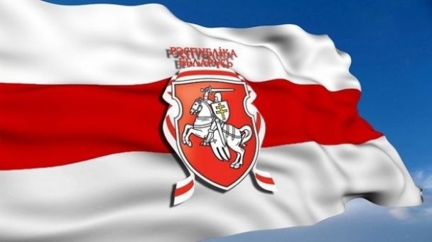 Бело-красно-белый флаг и герб "Погоня" стали символом борьбы за свободу и демократию в Беларуси / © belaruspartisan.org