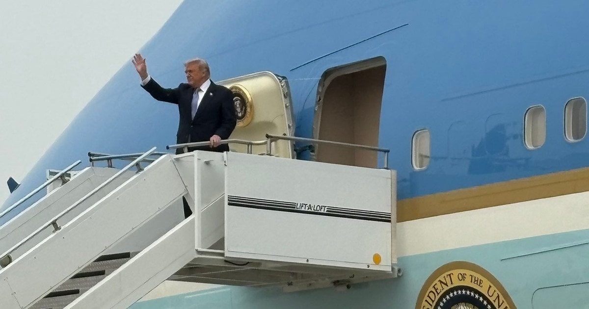 Дональд Трамп під час посадки на літак у Китаї