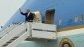 Дональд Трамп під час посадки на літак у Китаї