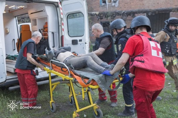 Росія вдарила по житловому будинку у Краматорську: з-під завалів врятували жінку
