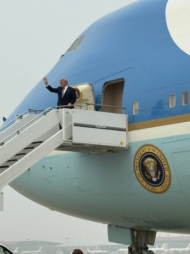 Делегація Трампа викинула у смітник усе отримане в Китаї: в чому річ (фото)