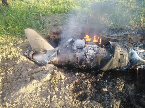 Поліція оглядає територію навколо уламків збитих 18 травня ракет ворога / © Андрій Нєбитов