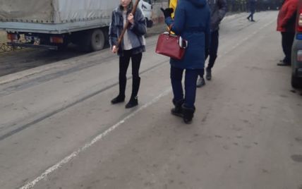 Будем ложиться под колеса: люди перекрыли дорогу в Полтавской области, куда должны привезти украинцев с Китая