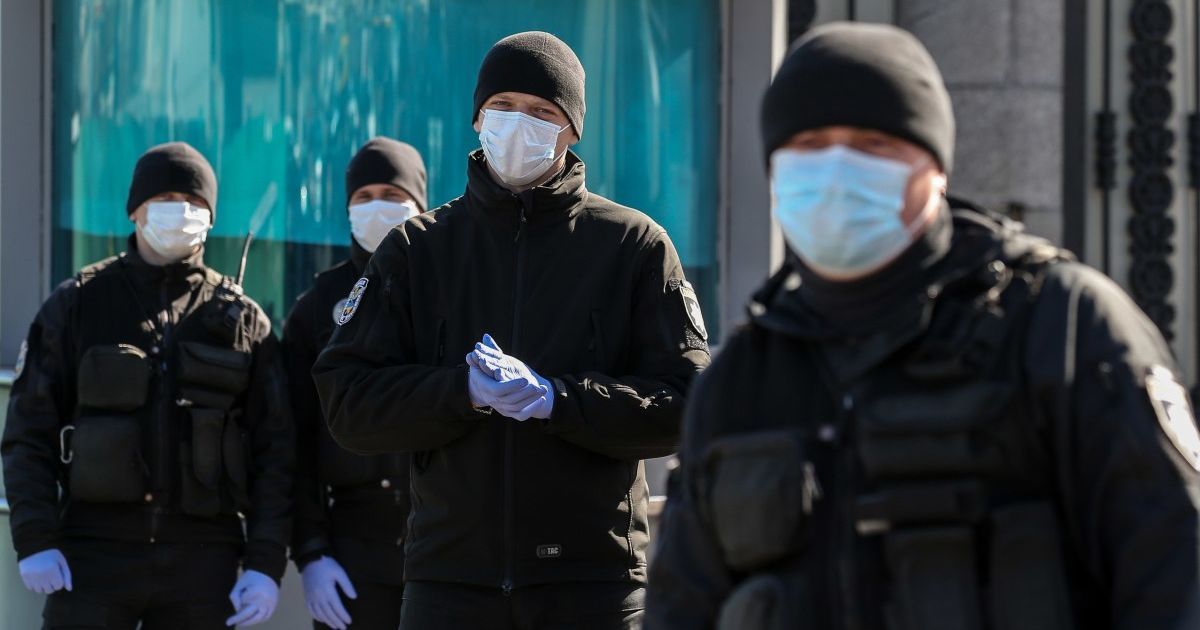 В Киеве во время митинга за отставку Авакова задержали вооруженных ножами парней