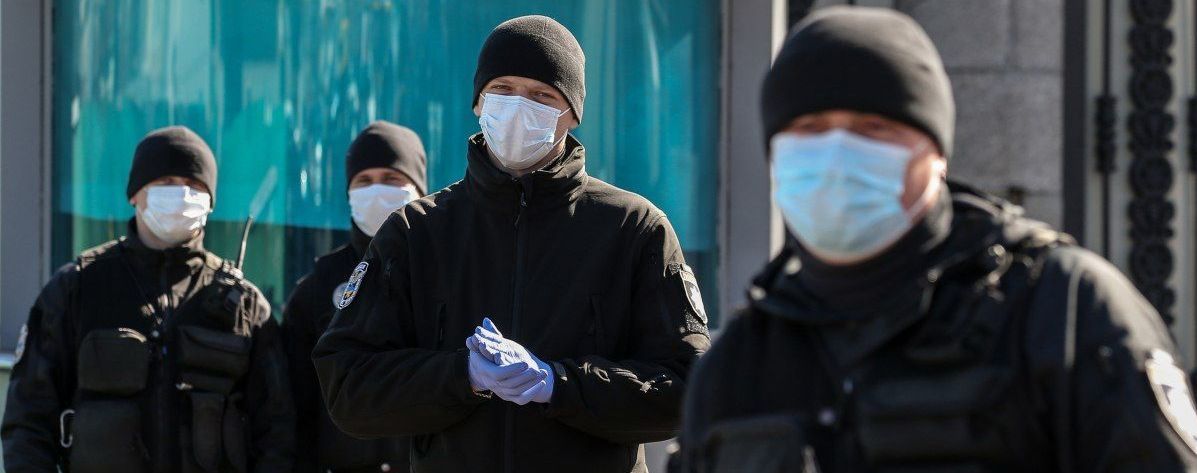 В Киеве во время митинга за отставку Авакова задержали вооруженных ножами парней