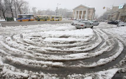 Київ засипле мокрим снігом: містян закликають не їздити на власних авто