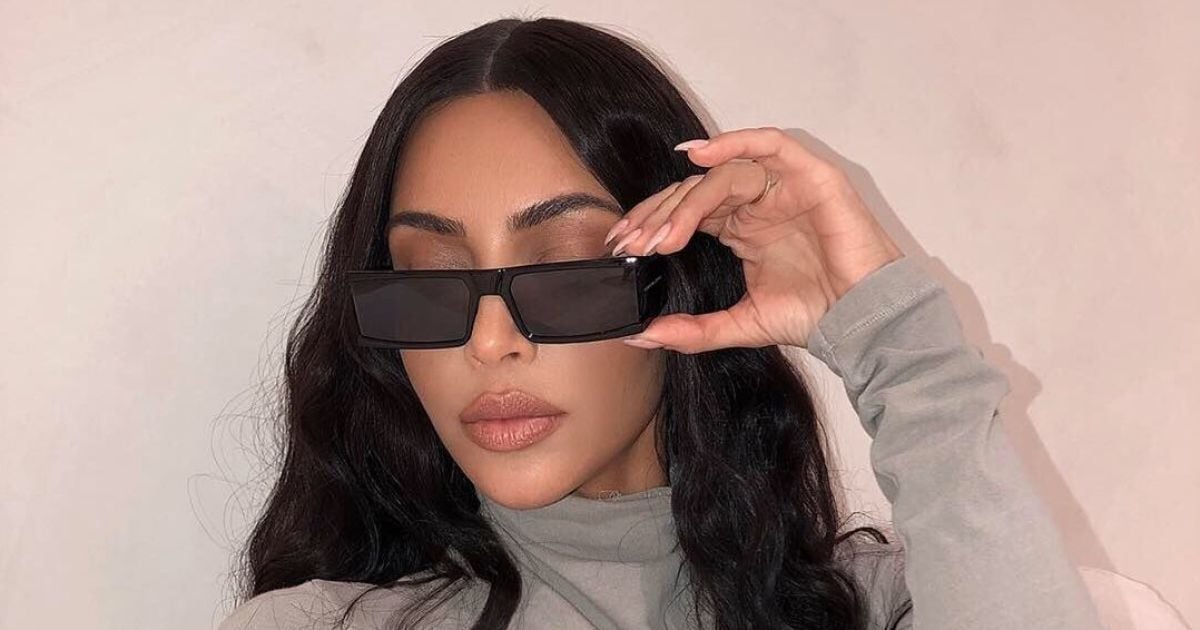 Футуристична Кім Кардашян у рожевому обтислому комбінезоні похизувалася формами