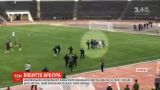 Уболівальники вінницької "Ниви" побили арбітра матчу на футбольному полі  