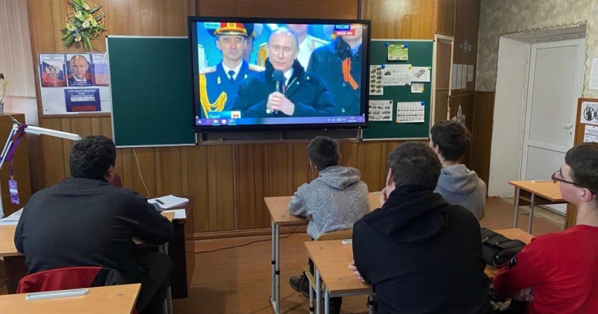 Загарбники хочуть заставити жителів окупованих територій дивитись "інавгурацію" Путіна