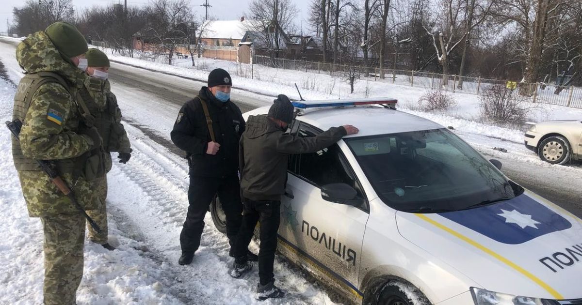 Насиловал ребенка, пока мать работала: в Сумской области задержали мужчину, который скрывался два года