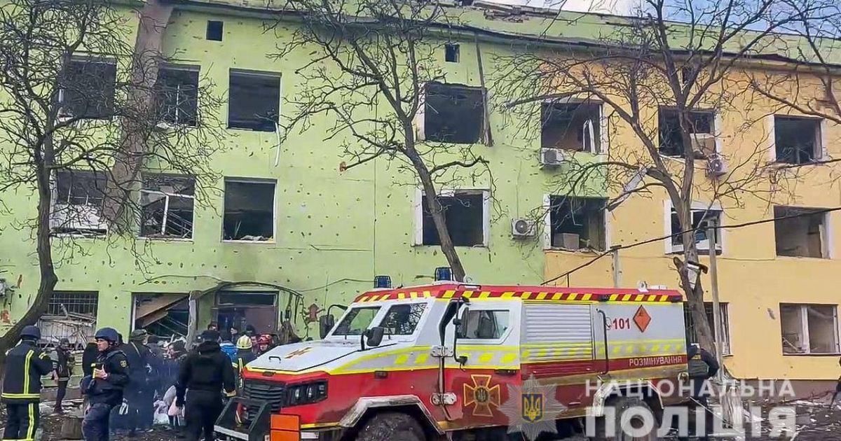 "Ребенку на лицо и грудь капали слезы": врач из Мариуполя рассказал о спасении людей и ужасе войны