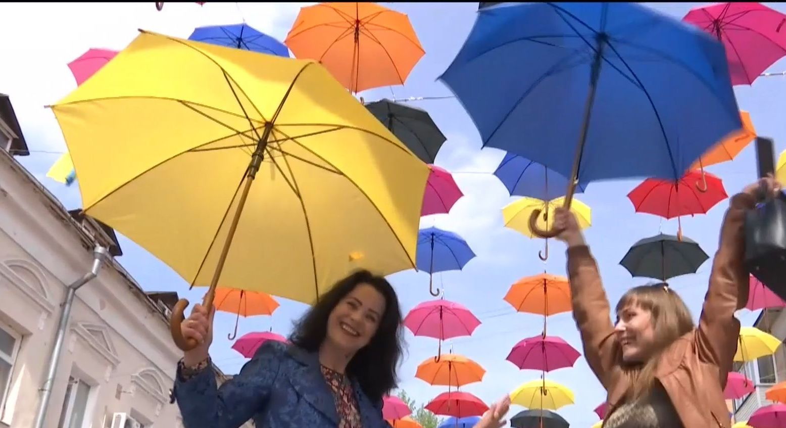 На пішохідній вулиці Житомира повісили майже двісті парасольок