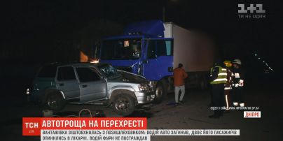 Вантажівка зіткнулась з позашляховиком у Дніпрі: один загиблий