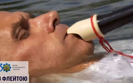 Музыкальный рекорд: на Харьковщине 53-летний мужчина решил плыть на спине и одновременно играть на флейте