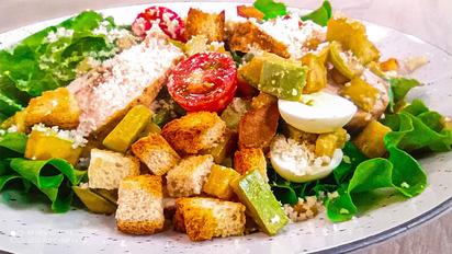 Цезарь с маринованным кабачком! Рецепт самого популярного в мире салата!