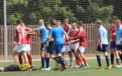 У Росії футболісти під час матчу жорстоко побили літнього арбітра